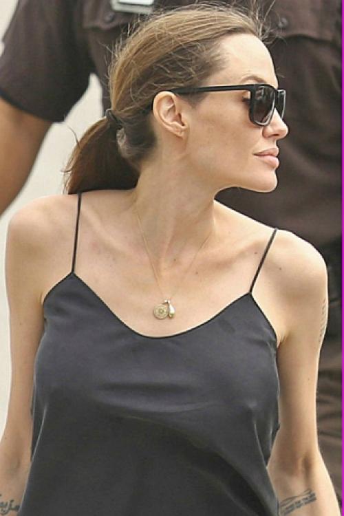 Анджелина Джоли впервые вышла в свет без груди
