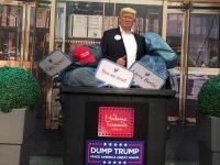 фигура Трампа в мусорке